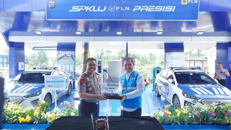 Kapolda Sumut Apresiasi PLN Mobile Saat Mencoba SPKLU Ultra Fast Charging PLN Presisi