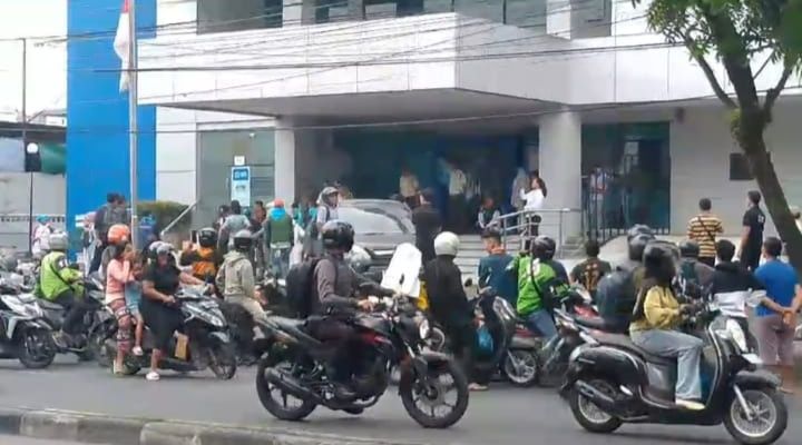 Aksi Demo Dugaan Perselingkuhan Pegawai BRI Iskandar Muda Medan Picu Kemacetan