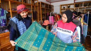 Pertamina Patra Niaga Regional Sumbagut Dorong Sakkamadeha untuk Kembangkan Tenun Ulos