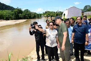 Tinjau Sempadan Sungai, Bobby Nasution Pastikan Rekonstruksi Tanggul dan Hunian Warga Terdampak Banjir di Tapteng Dipercepat
