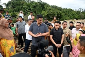 Bobby Nasution Tinjau Tanggul Sungai Badiri, Minta Rekonstruksi Pascabencana Dipercepat