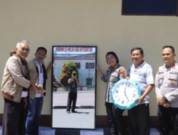 Bukan Sekadar Cendera Mata, Trisula Integritas Titipkan Pesan Moral kepada Kapolres Samosir