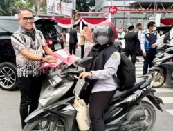 Menyambut HUT RI&nbsp; ke-81, Pemko Dan PWPM Kibarkan Semangat Merah Putih&nbsp; Dengan Membagikan Bendera Kepada Pengendara&nbsp; di Jalanan Kota Medan