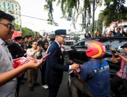 Kibarkan Semangat Kemerdekaan, Rico Waas dan Zakiyuddin Harahap Bagikan Bendera kepada Warga Medan