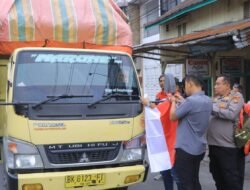 Polres Samosir Bagikan 300 Bendera Merah Putih, Pasang Langsung di Kendaraan Warga Sambut HUT RI ke-81