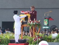 Kepala Badan Pendapatan Daerah (Bapenda) Kota Medan, M. Agha Novrian, bersama istri hadir dengan mengenakan pakaian adat Simalungun saat mengikuti Upacara Peringatan Hari Ulang Tahun (HUT) ke-81 Kemerdekaan Republik Indonesia tingkat Kota Medan.