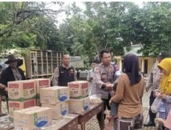 Polisi Bantu Warga Terdampak Banjir di Langkat, Salurkan Bantuan dan Atur Lalu Lintas
